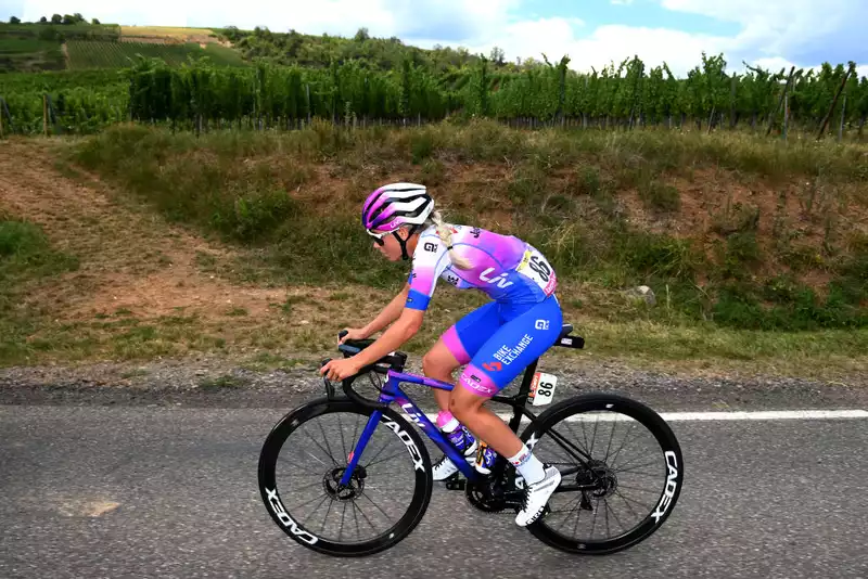 Urska Zigato shows climbing prowess at Tour de France Femmes