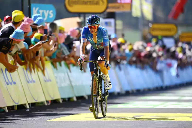 Jacob Fuglsang Crashes and Breaks Ribs in Stage 15 of Tour de France