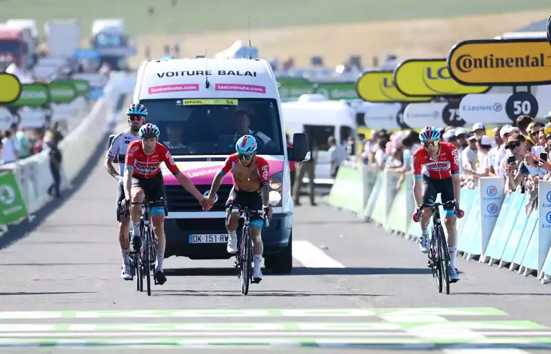 Ewan drops out after 10 km, but struggles in Tour de France