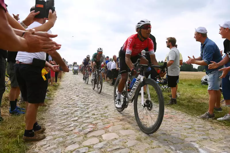 Quintana Breaks Climber Stereotypes in Tour de France Pavé Stage