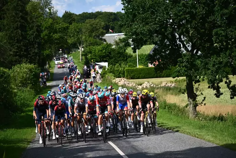 Uran, Caruso, and Haig fall late in Tour de France, losing 39 seconds