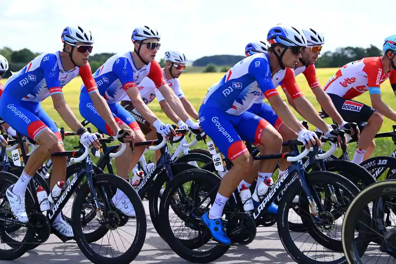 Cuny denies taking Guerreiro's helmet at Tour de France