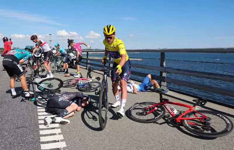 Tour de France's Lampert and Uran fall off the bike in the havoc of the Belt Bridge