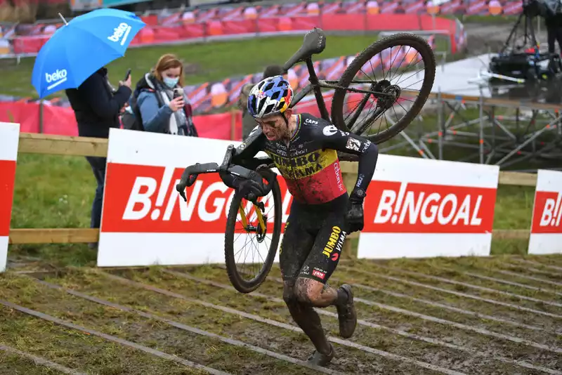 Chain Trouble Stops Winning Streak, Wout Van Aat Wipes Out Cyclocross Defeat