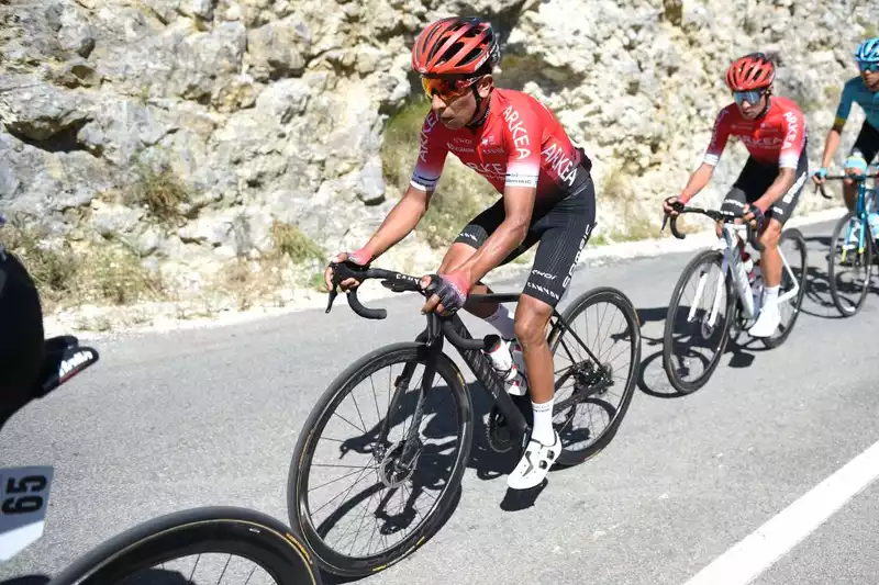 Nairo Quintana abandons final stage due to knee pain.