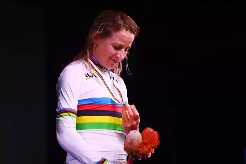 Van Vleuten wins best career victory at the Wollongong World Championships.