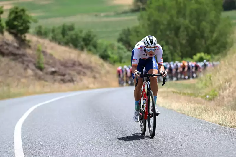 Niki Terpstra Crashes, Finishes Last in Paris-Tour Final