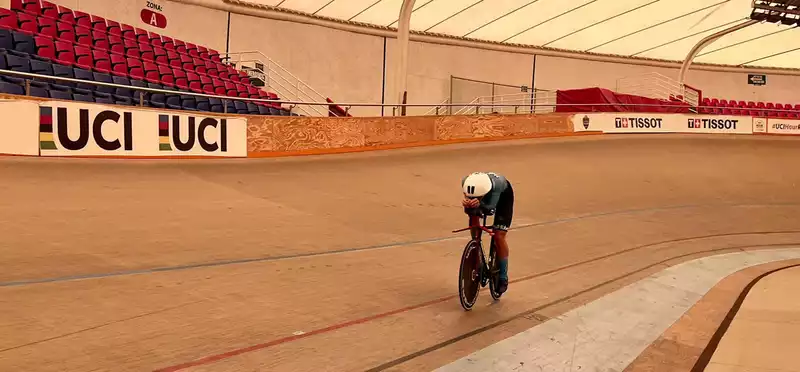 Walton Breaks Junior Hour Record, Sets New U.S. Record