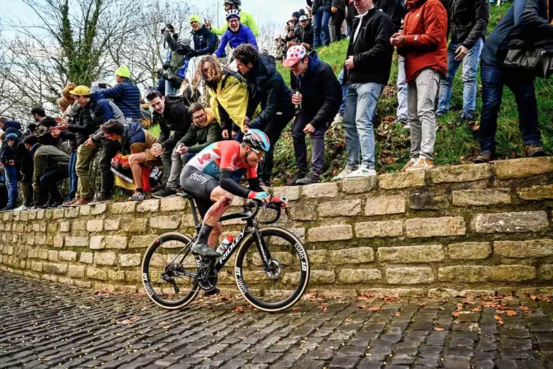 De Lier Survives Crash, Confirms Classic Potential at Omloop Het Nieuwsblad