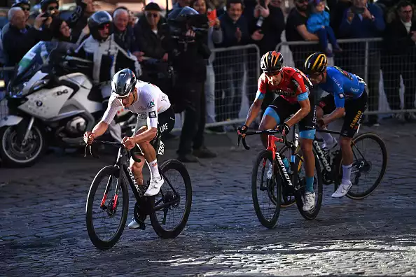 Roglic never dies" - Almeida and Geoghan Hart on the podium of Tirreno - Adriatico.