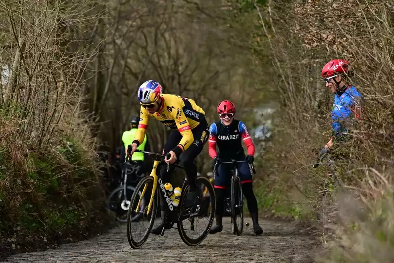 A twist on the Tour of Flanders reconnaissance gallery: a Belgian newspaper labels the Serratigit riders "cyclotourists".