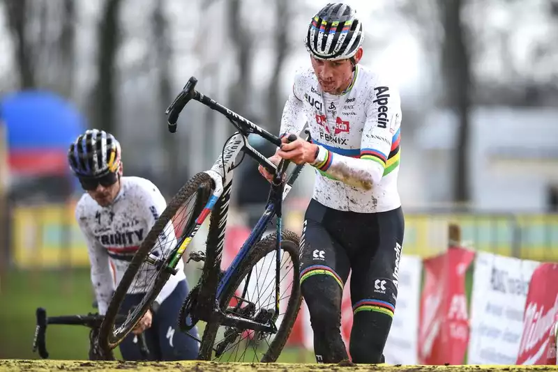 Mathieu van der Pol postpones cyclocross debut with knee injury