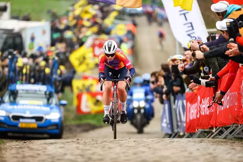 Lotte Kopecký: "Only the victory in Paris-Roubaix is enough for the team