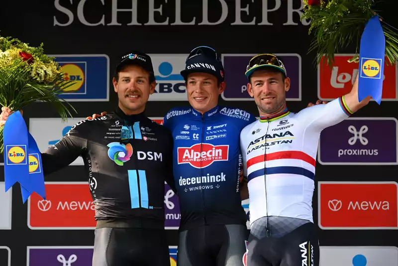 Sam Welsford, after his second podium in Scheldeprij, raises his hand for the Grand Tour