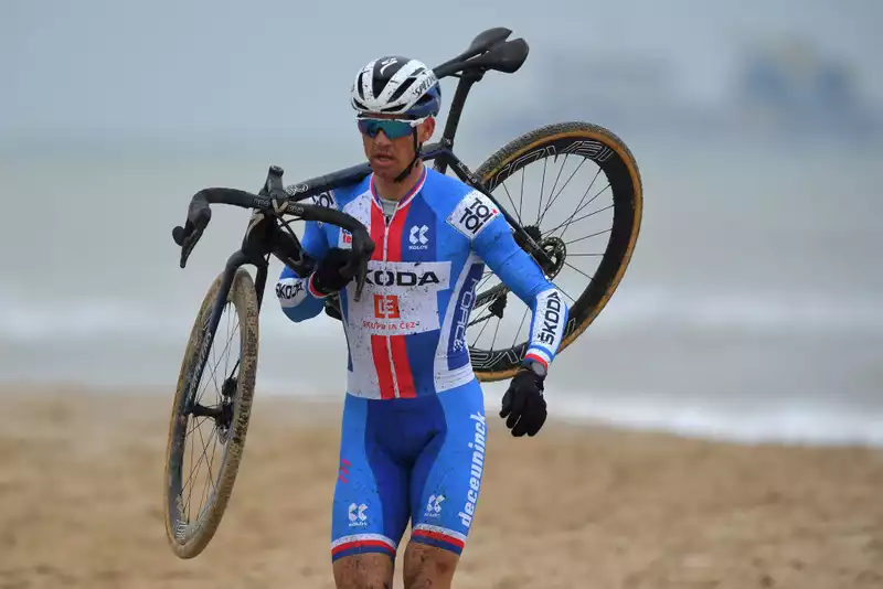 Zdenek Stival Struggles at Cyclocross World Championships After Slow Start