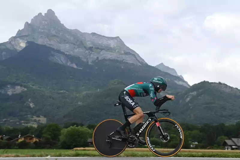 Jai Hindley's Injury Weighs on Tour de France Time Trial, Podium Further Away