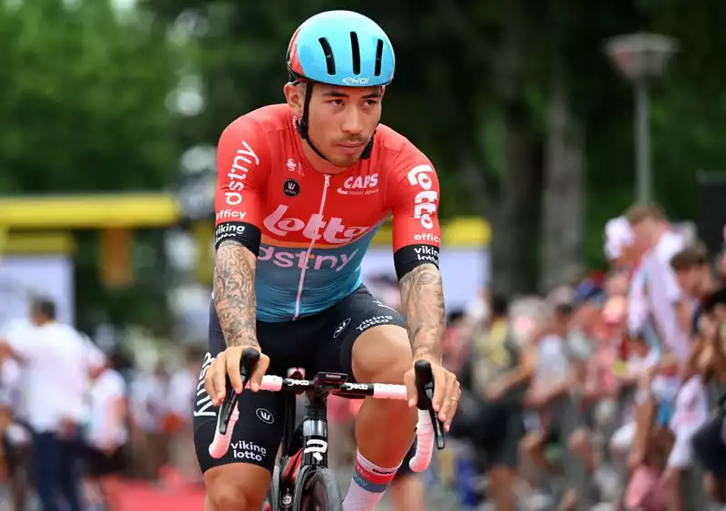 Director Lot Doustony strongly criticizes Caleb Yuan for abstaining at the Tour de France.