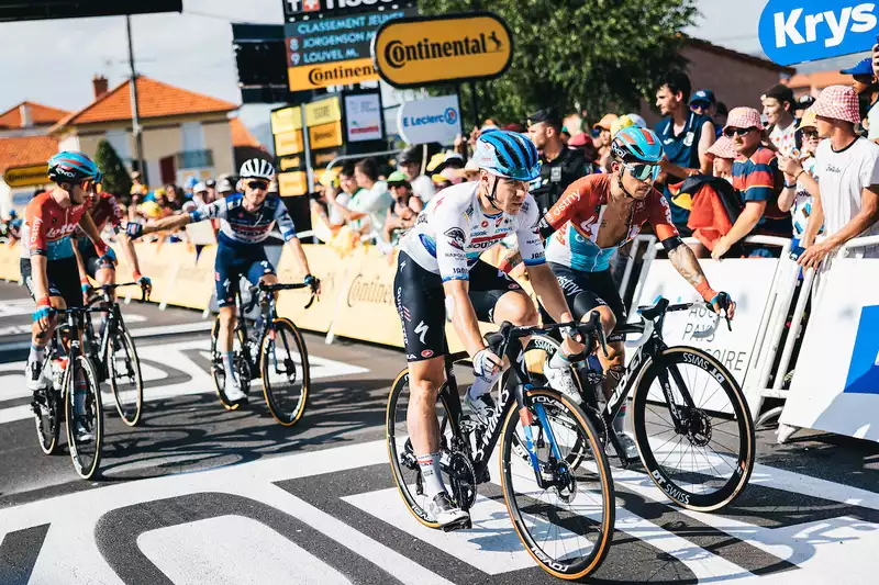 Ewan and Jacobsen battle it out on a scorching stage at the Tour de France