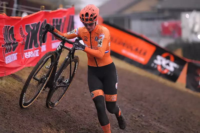 Marianne Boss Opens Cyclocross Campaign at Etias Cross in Essen