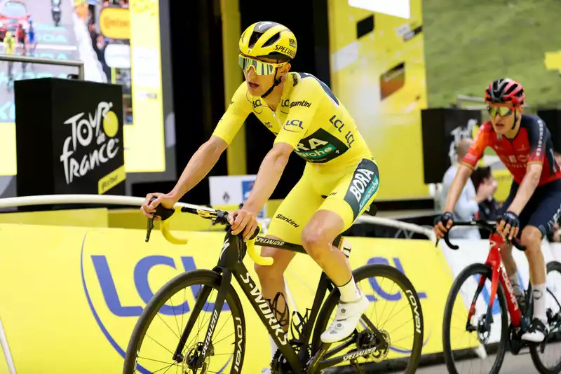 Jai Hindley drops to third in Tour de France