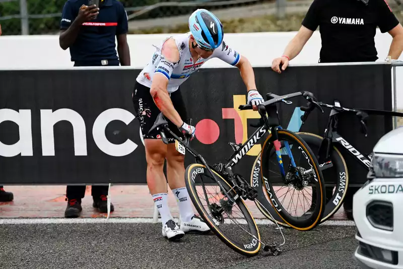 Fabio Jacobsen crashes and bruises in a high-speed sprint at the Tour de France.