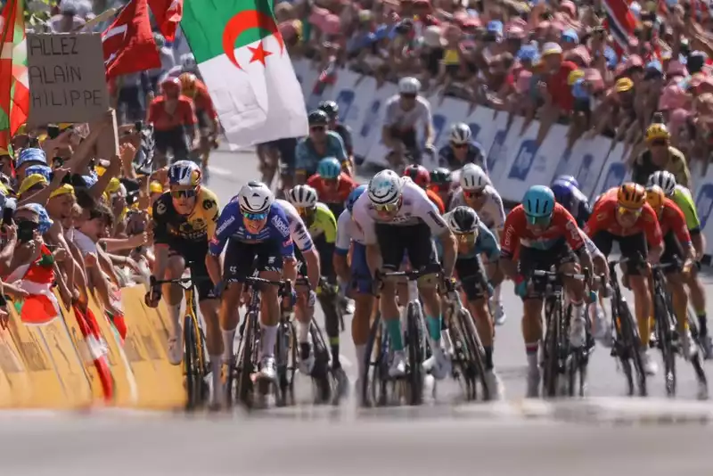 Fabio Jacobsen points out the dangers of chicane sprint finishes in the Tour de France.