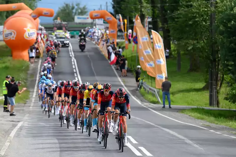 Tour de Pollogne TV broadcast bike crashes into spectators, injuring 4