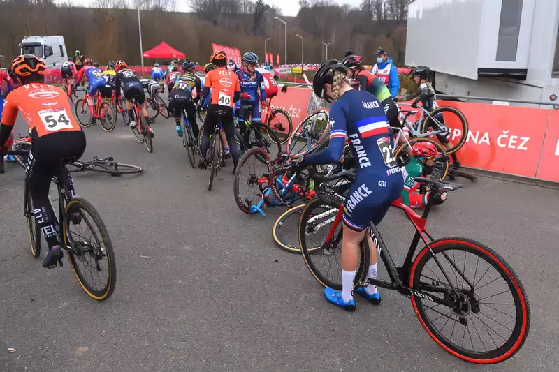 Cyclocross World Cup, Shirin van Anlooy taken to hospital after fall in Tábor