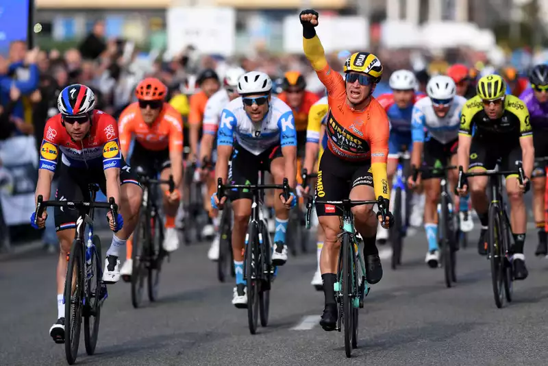 Groenewegen overcomes crash and gear trouble to win again