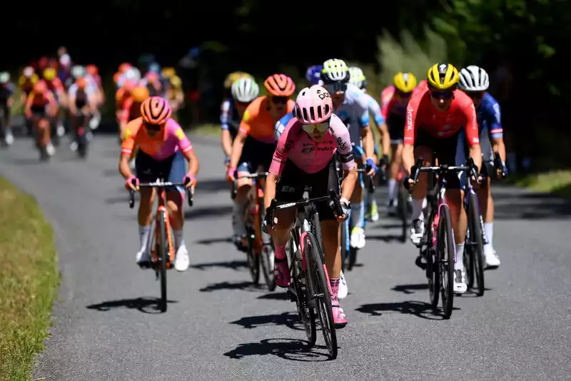 Veronica Ewers Crashes and Retires on Stage 6 of Tour de France Femmes