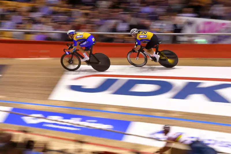 Cavendish and Casey take the lead in Ghent Six.