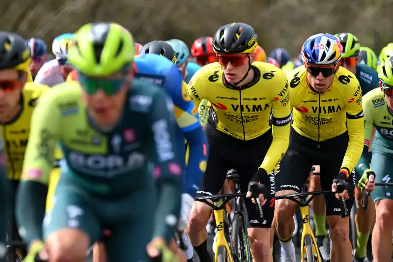 Wout van Aert and Jasper Steiven crash at Dwar door Hlaanderen; fracture surgery a "success".