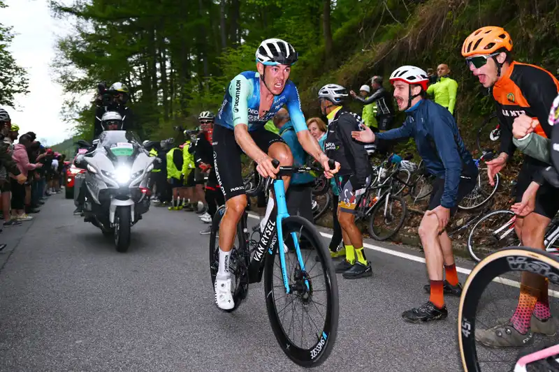 Ben O'Connor pays the price for his pursuit of Pogachar at the Giro d'Italia.