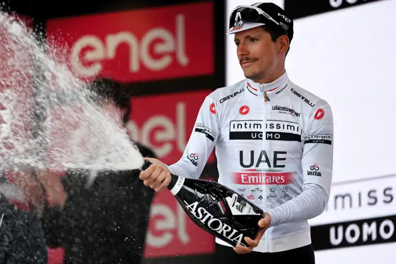 Who will win the white jersey at the Giro d'Italia, where Pogachar is no longer young?