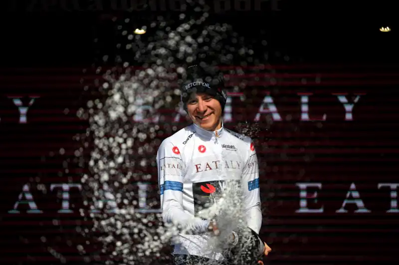 Uit de Brueckes reclaims the white jersey for the Giro d'Italia.