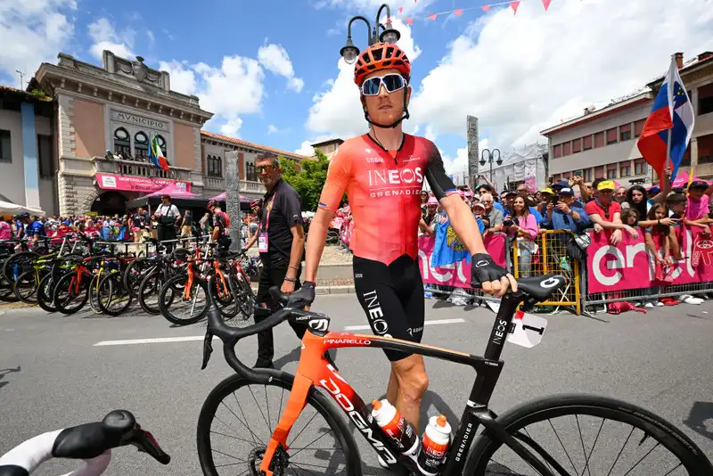 To prevent Gerard Thomas from losing time in the crash of the second half of the Giro d'Italia stage 19, Gerard Thomas will be