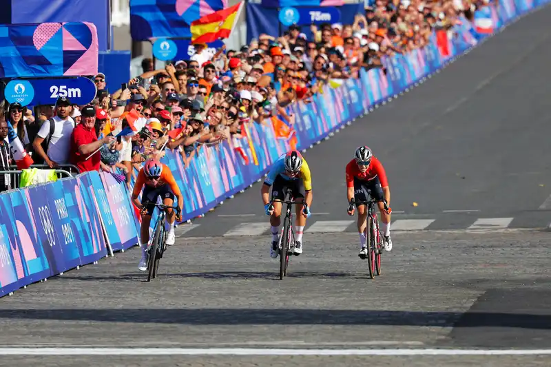 Chasing the silver medal "even though there's not much sprint left" -- Boss saves Dutch medal in Olympic road race