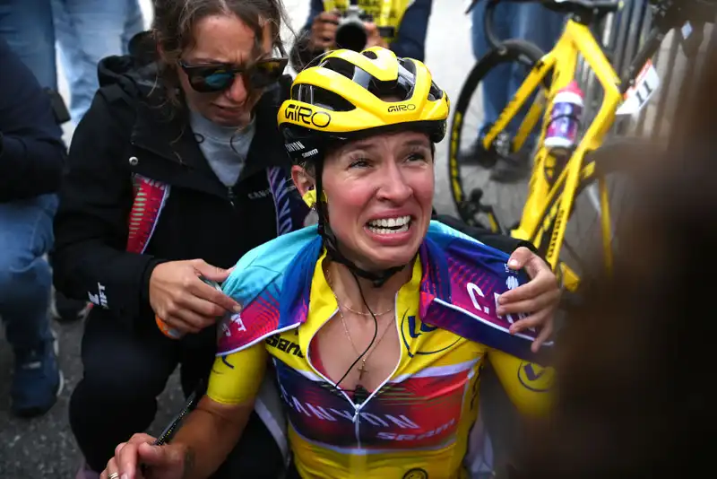 Kasia Niewidoma wins by the narrowest margin in Tour de France history.