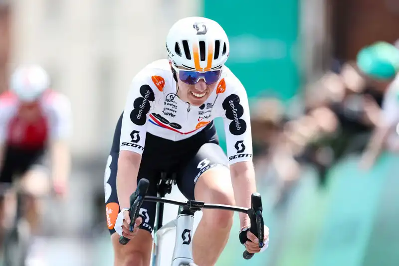 Pfeiffer Gheorghi breaks neck and hand in Tour de France Femme crash