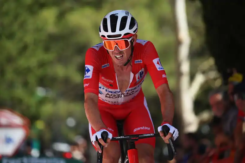 Vuelta a España leader Ben O'Connor struggles against the onslaught of Primos Rogerci, but fights hard