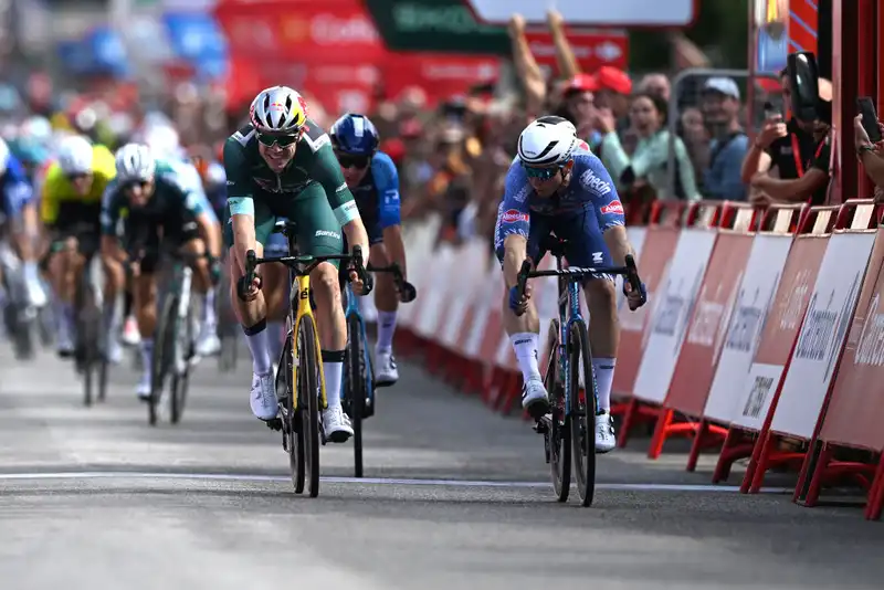 Van Aat gets caught up in Visma at the Vuelta a España and suffers a near miss.