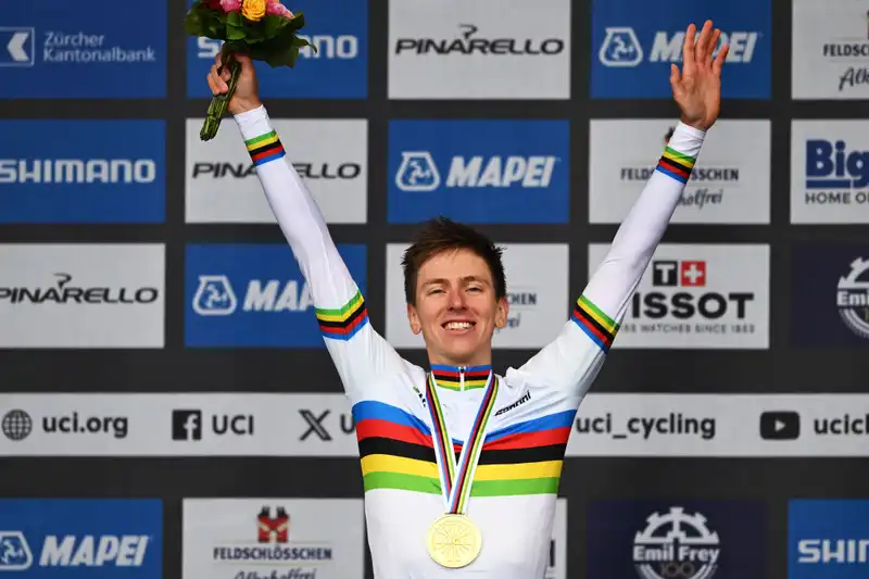 Tadei Pogachar debuts in the world champion's rainbow jersey at the Giro delle Miglia.